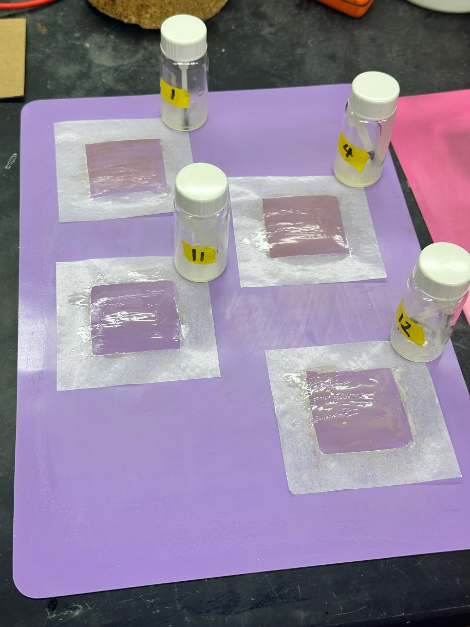 Testując setki możliwych kombinacji, zespół znalazł dodatki, które pozwoliły stworzyć przezroczysty, elektrycznie przewodzący lakier do paznokci (nałożony na pokazane tutaj kwadraty). /Fot. Manasi Desai /Materiały prasowe