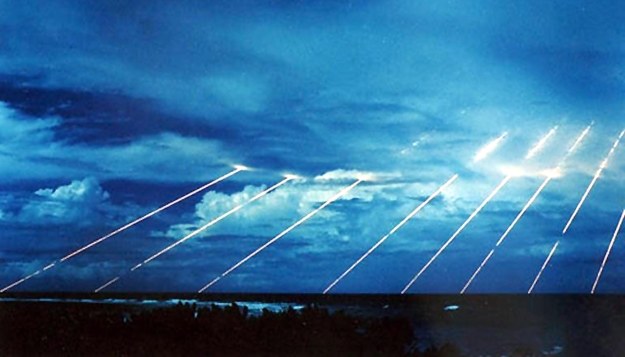 Testy broni nad atolem Kwajalein /AFP