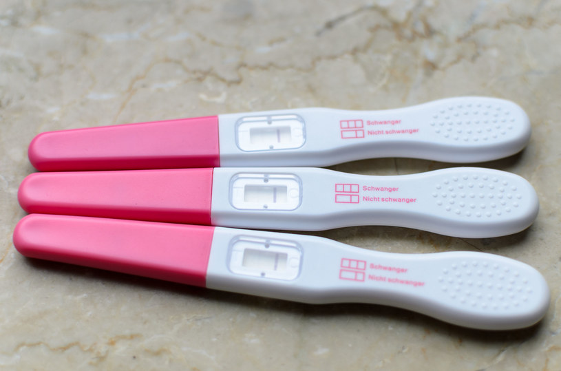Testy ciążowe rzadko się mylą, ale dla pewności warto zrobić jeszcze badanie beta-hCG z krwi /123RF/PICSEL
