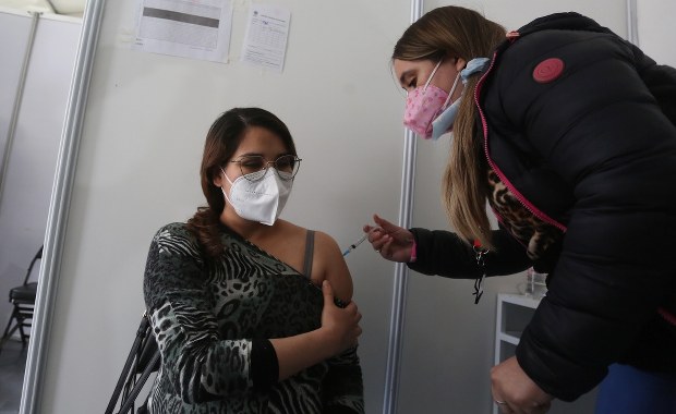 Testy co tydzień albo szczepienie. Nowe regulacje w stanie Nowy Jork