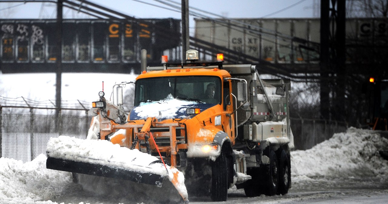 Testy elektrycznych pługów śnieżnych w Nowym Jorku zakończyły się fiaskiem. Realny zasięg był nawet trzykrotnie mniejszy od wymaganego /Getty Images