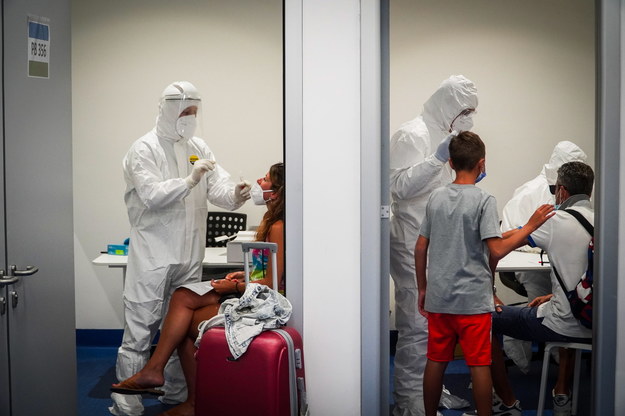 Testy na koronawirusa na lotnisku w Neapoiu /CESARE ABBATE /PAP/EPA
