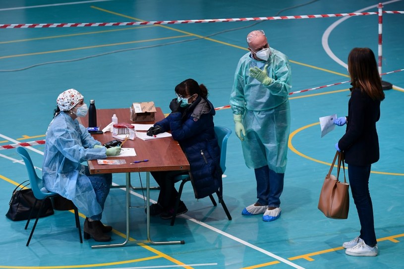 Testy na koronawirusa w Robbio we Włoszech /AFP