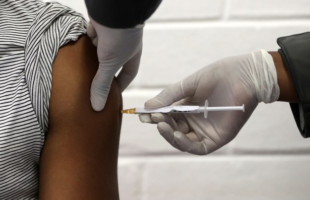 Testy szczepionki na koronawirusa trwają na całym świecie /SIPHIWE SIBEKO / POOL /PAP/EPA