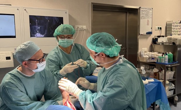 "Tętno jest. Paznokcie różowe. Ręka żyje." Niezwykle trudna operacja w Krakowie 