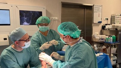 "Tętno jest. Paznokcie różowe. Ręka żyje." Niezwykle trudna operacja w Krakowie 