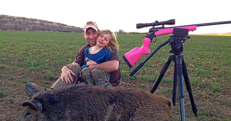 "Texas hog hunt" - a na zdjęciu dumny ojciec z córeczką i jej...różowym sztucerem /Corey Knowlton /East News