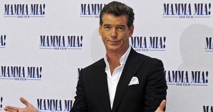 "Też chciałbym być Meryl Streep" - zdaje się mówić Pierce Brosnan /AFP