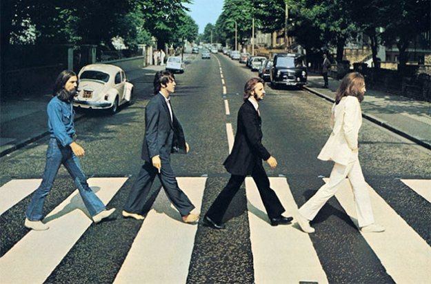 The Beatles na ikonicznej okładce albumu "Abbey Road" /