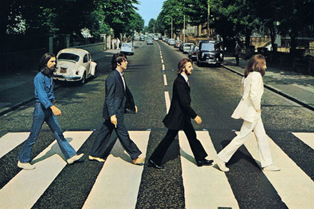 The Beatles na okładce "Abbey Road" /