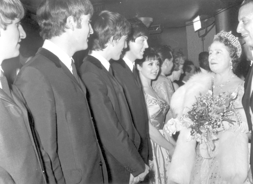 The Beatles przedstawieni Królowej Matce /George Freston / Stringer /Getty Images