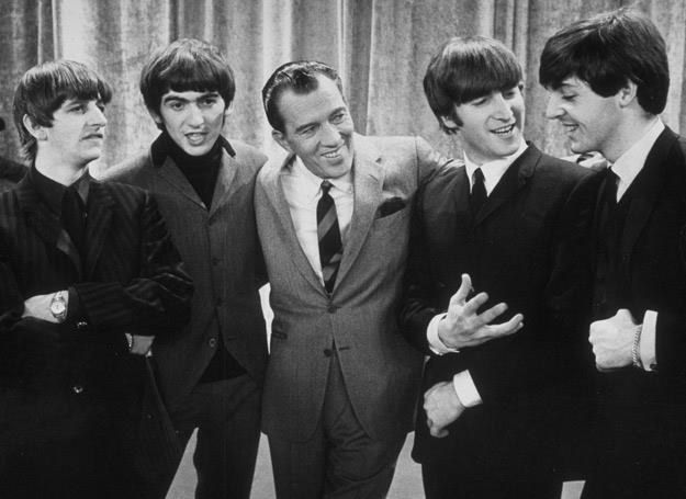 The Beatles z Edem Sullivanem (w środku) - fot. Express Newspapers/Hulton Archive /Getty Images/Flash Press Media