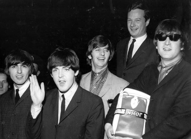 The Beatles z menedżerem Brianem Epsteinem (drugi z prawej) - fot. Keystone/Hulton Archive /Getty Images/Flash Press Media