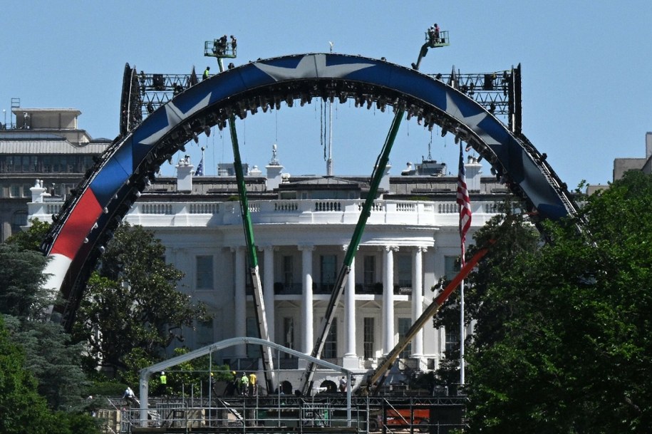 "The Claw" - konstrukcja przed Białym Domem /ANNE LEBRETON/AFP/East News