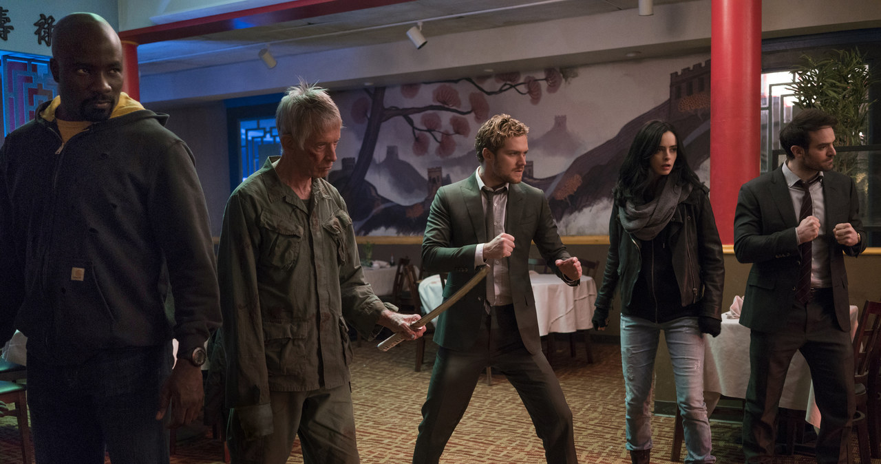 "The Defenders": Mike Colter (Luke Cage), Scott Glenn (Stick), Finn Jones (Iron Fist), Krysten Ritter (Jessica Jones), Charlie Cox (Daredevil) /Sarah Shatz/Netflix /materiały prasowe