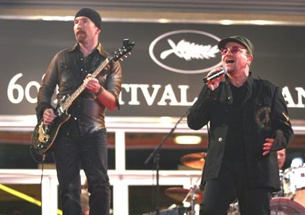 The Edge i Bono przed Pałacem Festiwalowym w Cannes /AFP