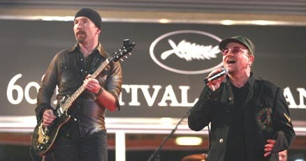 The Edge i Bono przed Pałacem Festiwalowym w Cannes /AFP