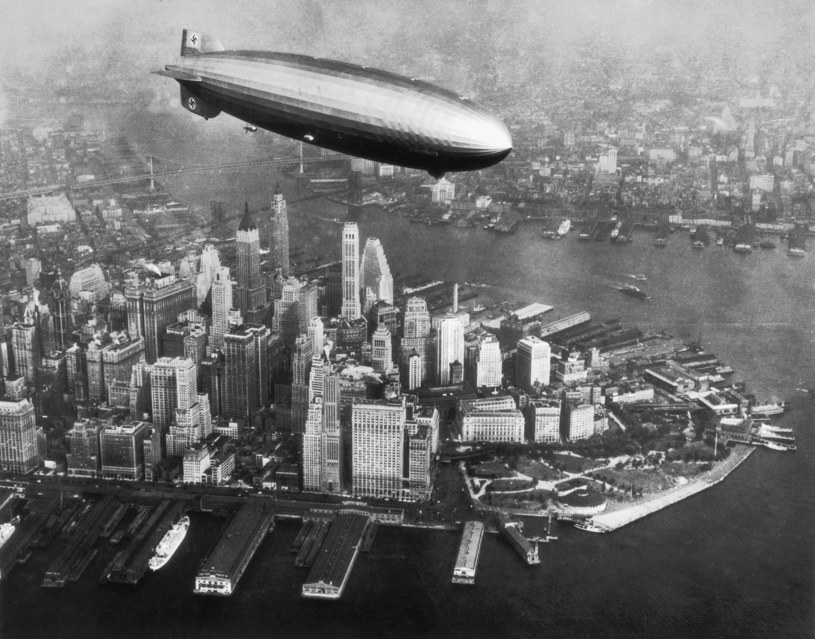 The Hindenburg (LZ-129) nad nowojorskim Manhattanem w 1936 roku /Lambert/Getty Images /Getty Images