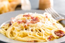 "The New York Times" opublikował przepis na carbonarę. Włosi wpadli w szał