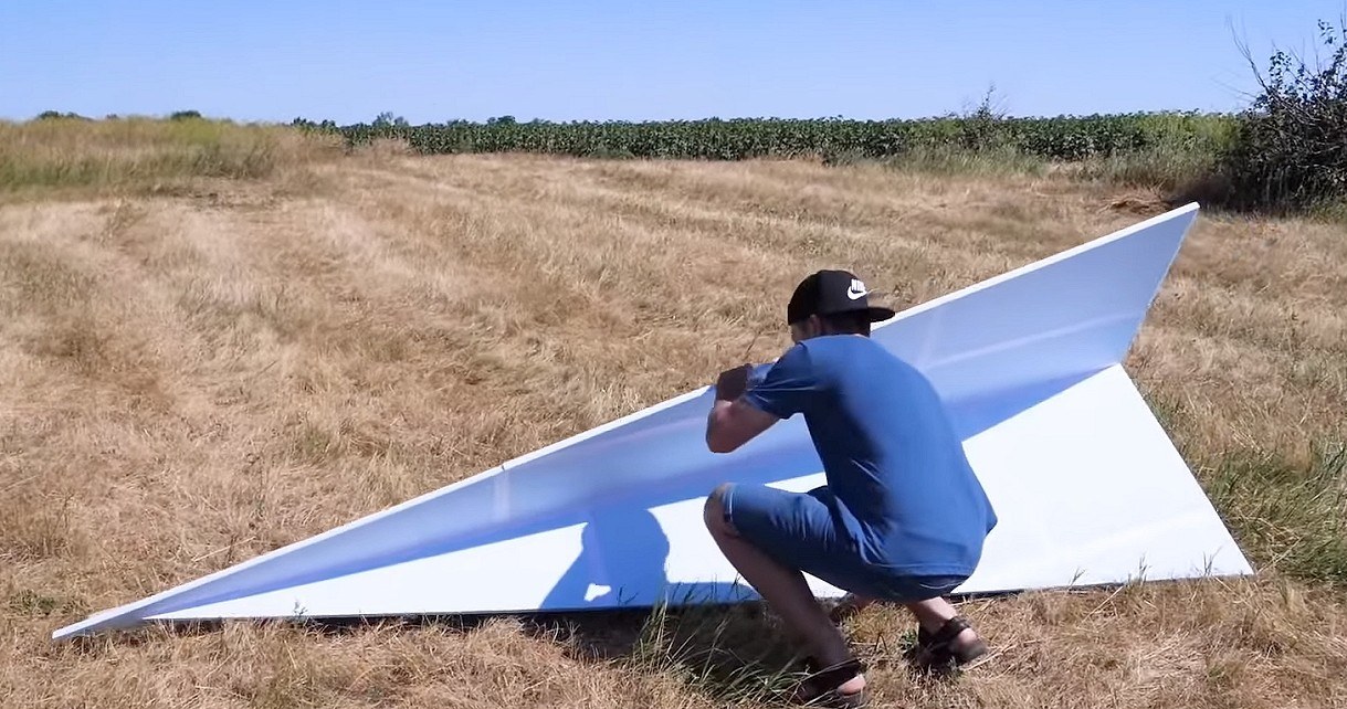 The Q zbudował z „papieru” gigantyczny samolot. Zobaczcie, czy poleci /Geekweek