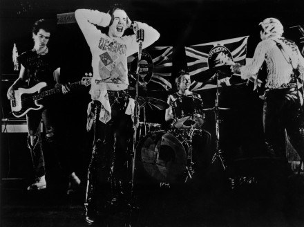 The Sex Pistols w 1977 roku (z lewej zmarły w 1979 roku basista Sid Vicious) The Sex Pistols w 1977 roku (z lewej zmarły w 1979 roku basista Sid Vicious) /arch. AFP