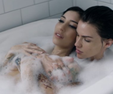 The Veronicas: Mocne sceny w teledysku "On Your Side"