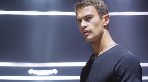 Theo James w scenie z filmu "Niezgodna" /materiały dystrybutora