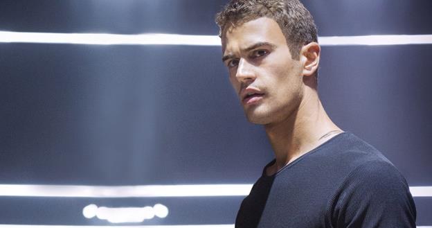 Theo James w scenie z filmu "Niezgodna" /materiały dystrybutora