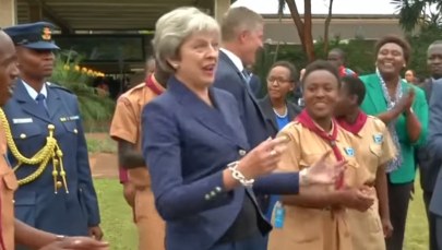 Theresa May dała się porwać do tańca. Zobacz filmy, które są hitem internetu