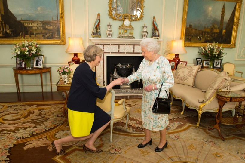 Theresa May i Królowa Elżbieta II /AFP