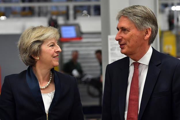 Theresa May (L), premier rządu W. Brytanii i Philip Hammond, minister finansów /AFP