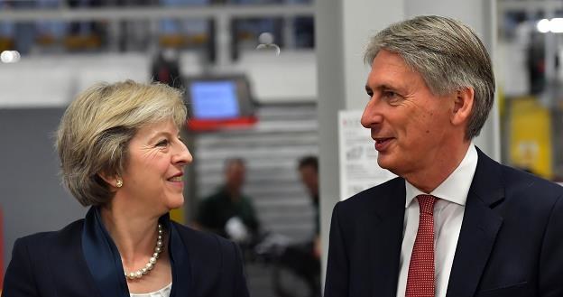 Theresa May (L), premier rządu W. Brytanii i Philip Hammond, minister finansów /AFP