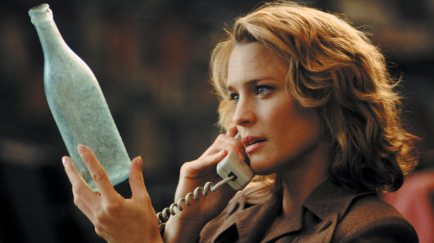 Tajemniczy "List w butelce" Theresa (Robin Wright Penn) odnajdzie tajemniczy list w butelce. Zacznie szukać jego autora. /fot /TVN
