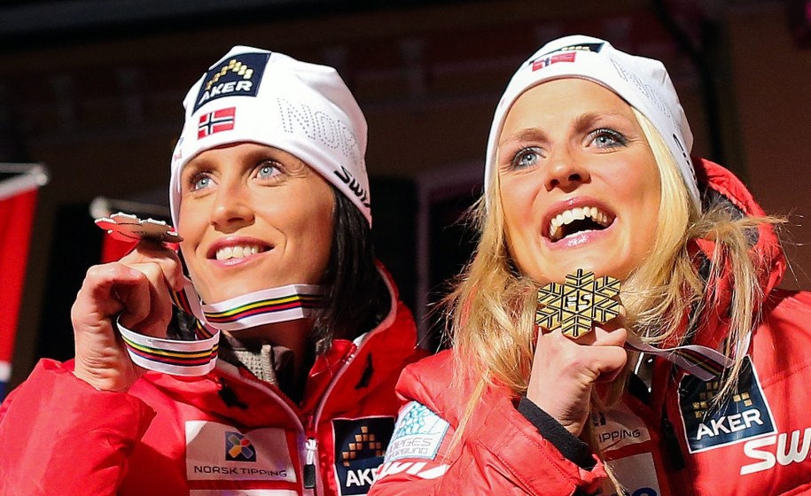 Therese Johaug (z prawej) i Marit Bjoergen /SRDJAN SUKI /PAP/EPA