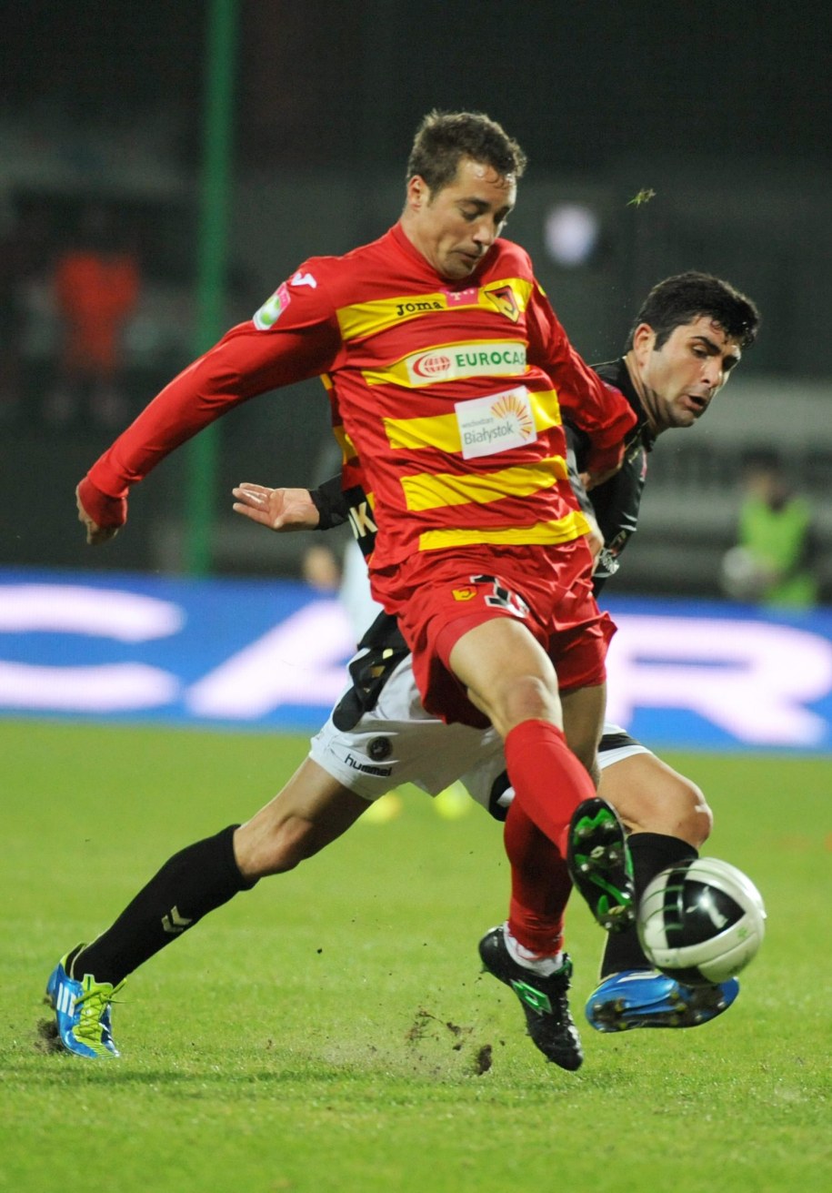 Thiago Cionek (z przodu) w barwach Jagiellonii Białystok i Vladimir Dwaliszwili z Polonii Warszawa, marzec 2012 /Bartłomiej Zborowski /PAP