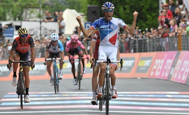 Thibaut Pinot cieszy się ze zwycięstwa /PAP/EPA/ALESSANDRO DI MEO /PAP/EPA