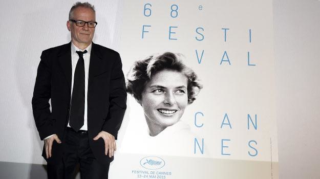 Thierry Fremaux na tle plakatu tegorocznej edycji festiwalu w Cannes /AFP
