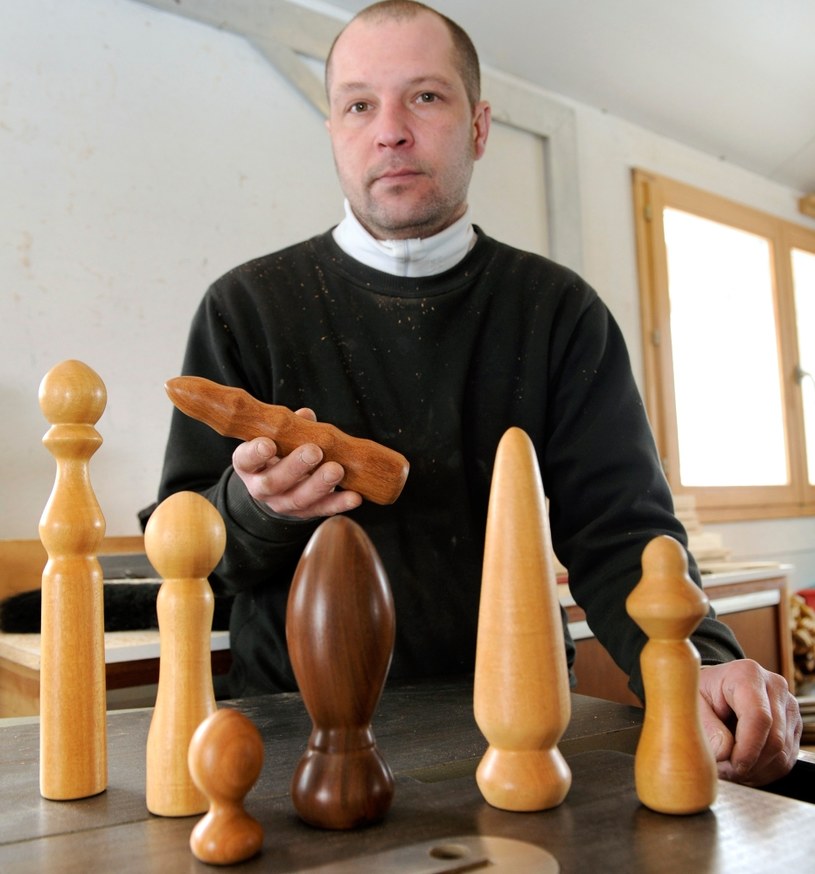Thierry w swoim warsztacie prezentuje gamę sztucznych drewnianych dildo /AFP