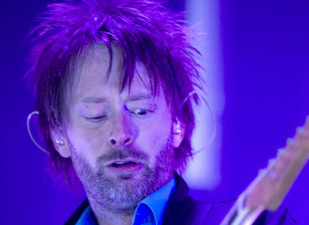 Thom Yorke podczas występu Radiohead na Roskilde Festival 2008 /AFP