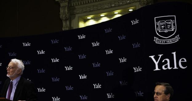 Thomas A. Steitz (L), laureat Nobla z chemii w 2009 r., na Uniwersytecie Yale /AFP
