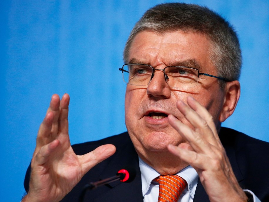 Thomas Bach podczas konferencji prasowej /LARRY W. SMITH SHUTTERSTOCK /PAP/EPA