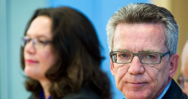 Thomas de Maiziere (P), minister spraw wewnętrznych i Andrea Nahles (L), minister pracy Niemiec /AFP