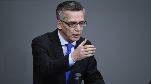 Thomas de Maiziere podczas przemówienia w Bundestagu /TOBIAS SCHWARZ /AFP