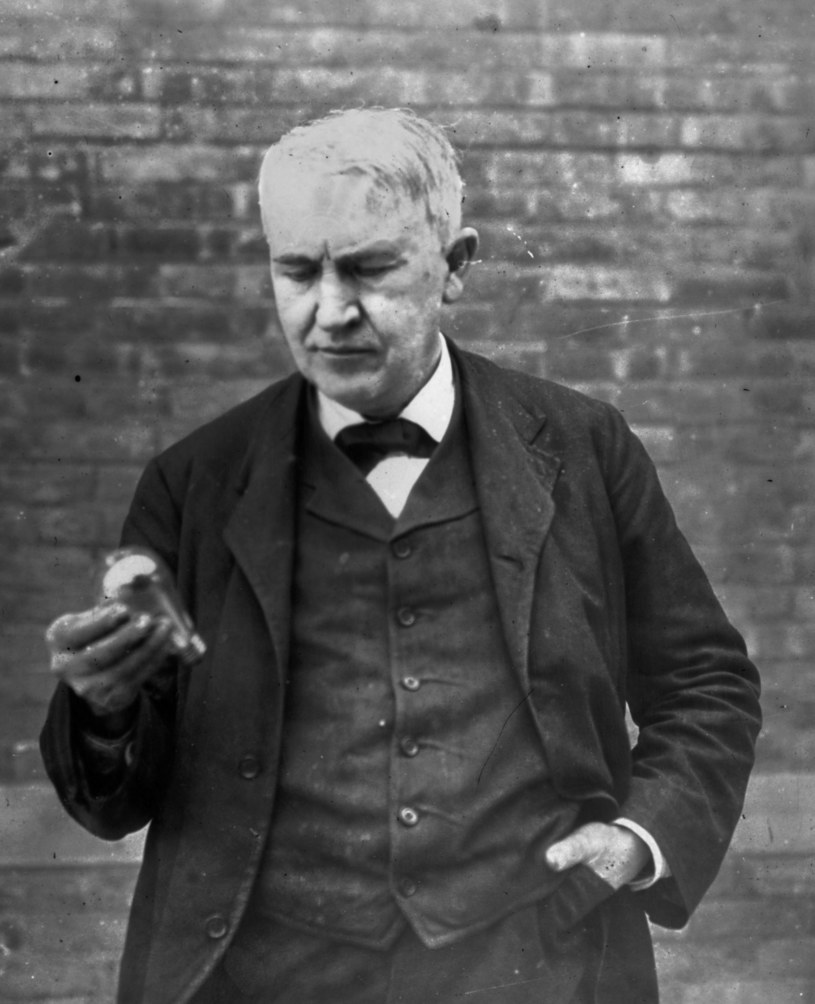 Thomas Edison opatentował żarówkę, która mogła świecić nieprzerwanie przez 2500 godzin /Getty Images/Flash Press Media