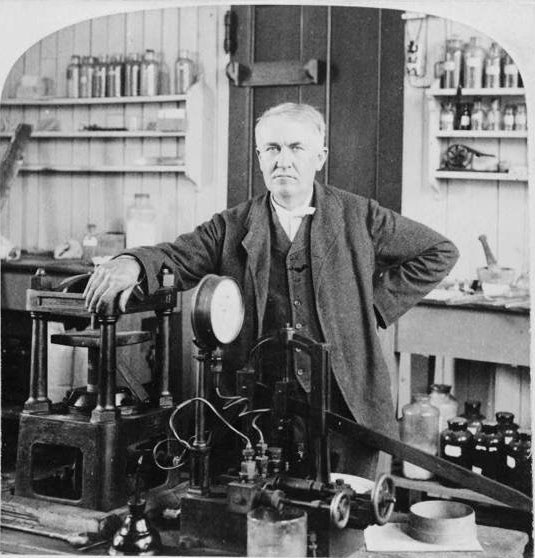 Thomas Edison w swoim laboratorium / Biblioteki Kongresu  /Wikimedia