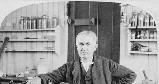 Thomas Edison w swoim laboratorium / Biblioteki Kongresu  /Wikimedia