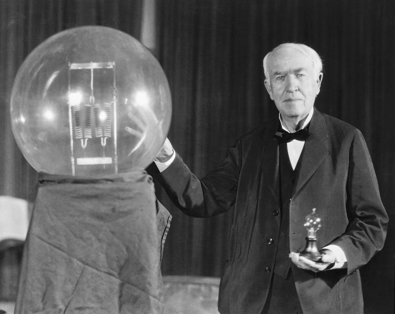 Thomas Edison z jednym ze swoich największych wynalazków - żarówką / Bettmann / Contributor /Getty Images