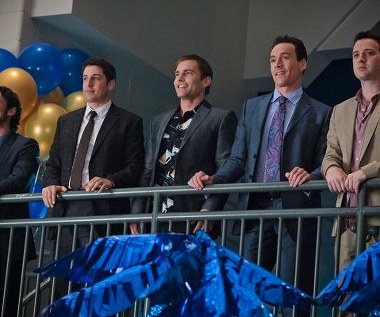 Thomas Ian Nicholas, Jason Biggs, Seann William Scott, Chris Klein i Eddie Kaye Thomas w scenie z filmu "American Pie: Zjazd absolwentów"