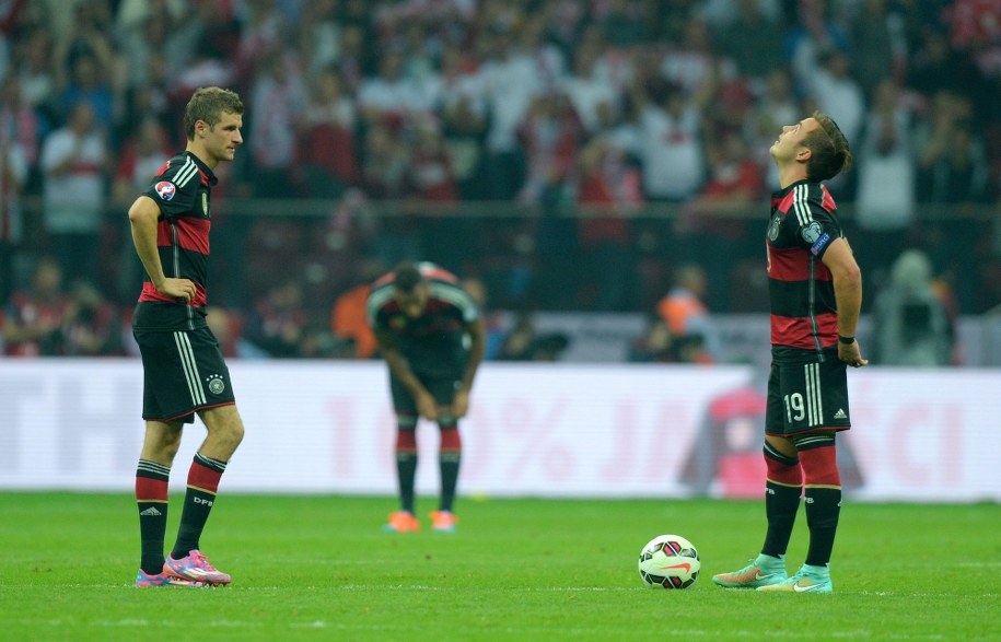 Thomas Mueller (po lewej) i Mario Goetze w czasie meczu z Polską na Stadionie Narodowym /THOMAS EISENHUTH    /PAP/EPA