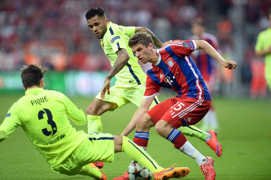 Thomas Mueller (po prawej) kontra Gerard Pique (po lewej) i Dani Alves /Andreas Gebert /PAP/EPA